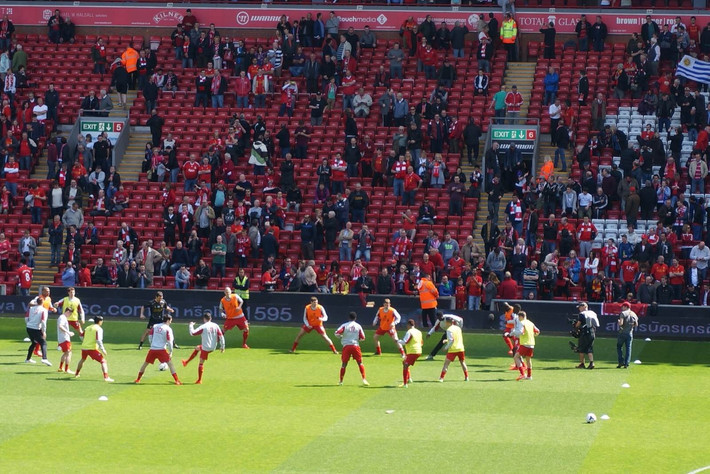 篮球湖人球员关键比赛中发挥稳定（湖人球员在关键比赛中表现稳健）