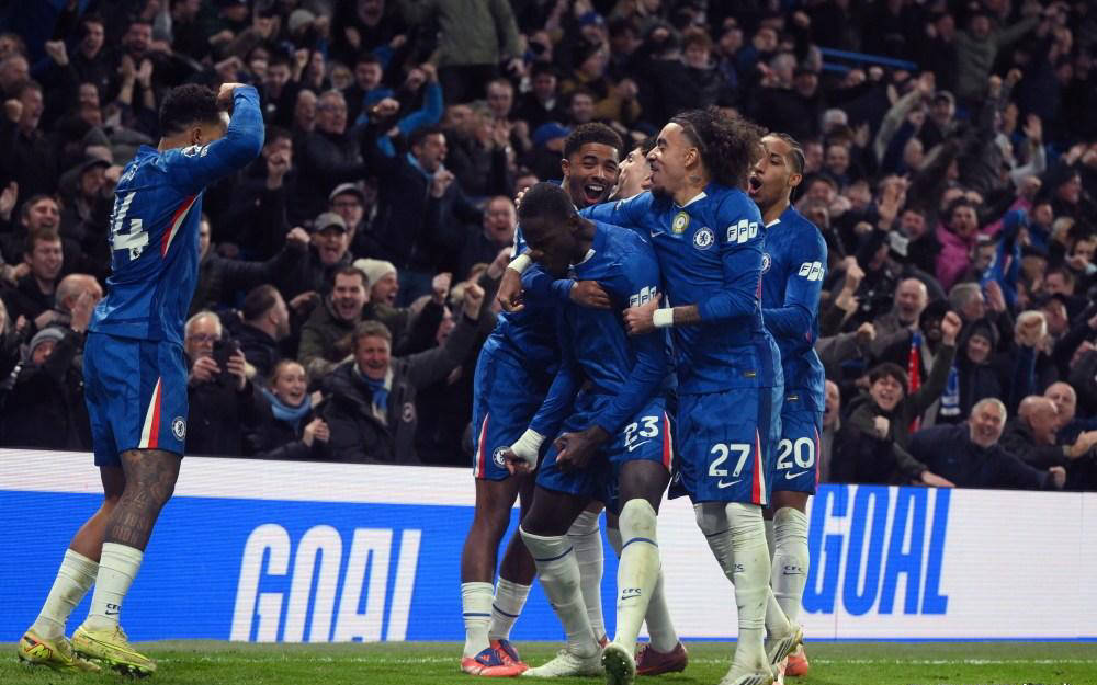 罗马因进攻乏力计划引中锋以提升欧冠竞争力。（进攻乏力，罗马拟引进中锋增强欧冠竞争力）