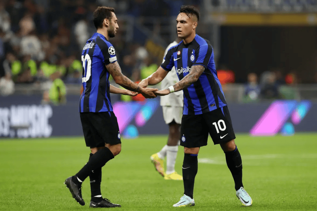 胖了？美媒晒浓眉训练图配文：浓眉的肚子从衣服里露出来了！（胖了吗？美媒晒浓眉训练照：衣摆上翻，腹部露出！）