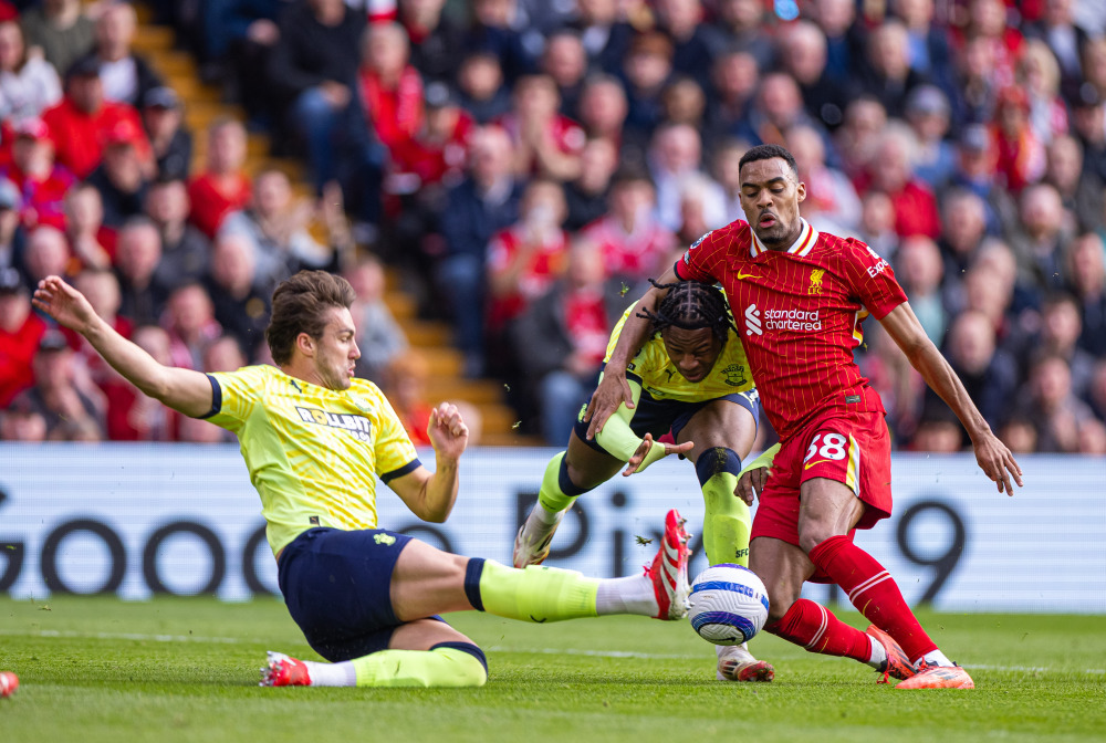 张伯伦代表阿森纳U21出战曼联U21，8年后再为枪手比赛（张伯伦披阿森纳U21战曼联U21，时隔8年再度为枪手登场）