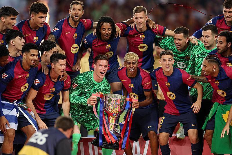 致敬球队传奇，多特官方商城为球迷免费印11号罗伊斯（多特官方商城免费为球迷印制罗伊斯11号，向球队传奇致敬）