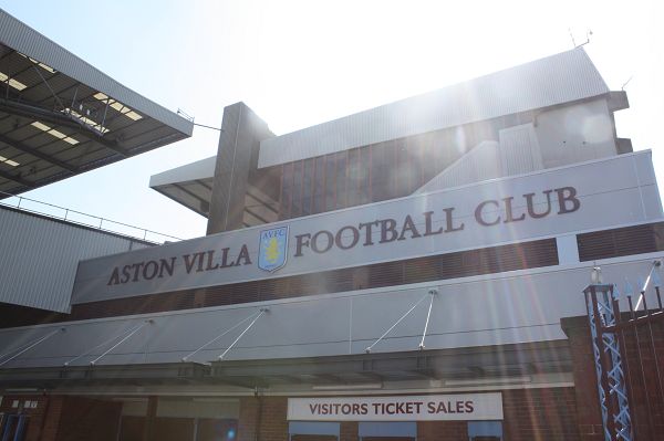 沙特vs阿联酋的下半场比赛因突降暴雨+冰雹暂中断，归赛时间暂未定（沙特与阿联酋之战下半场遭暴雨冰雹打断，复赛时间待定）