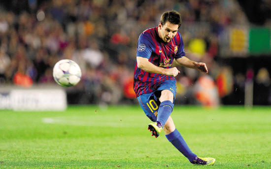 英国女歌手利帕现场观看阿根廷国家德比，并与里克尔梅合影（英国歌手利帕现身阿根廷国家德比，与里克尔梅合影留念）