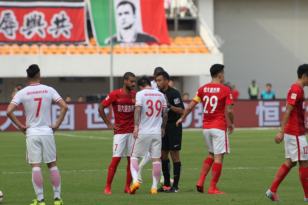 蒂尔潘生涯执法欧冠共判31粒点球，成为欧冠判点最多的主裁（蒂尔潘欧冠执法累计判罚31个点球，成欧冠判点最多主裁）